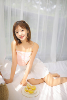 年轻的女孩在办公室推荐香水